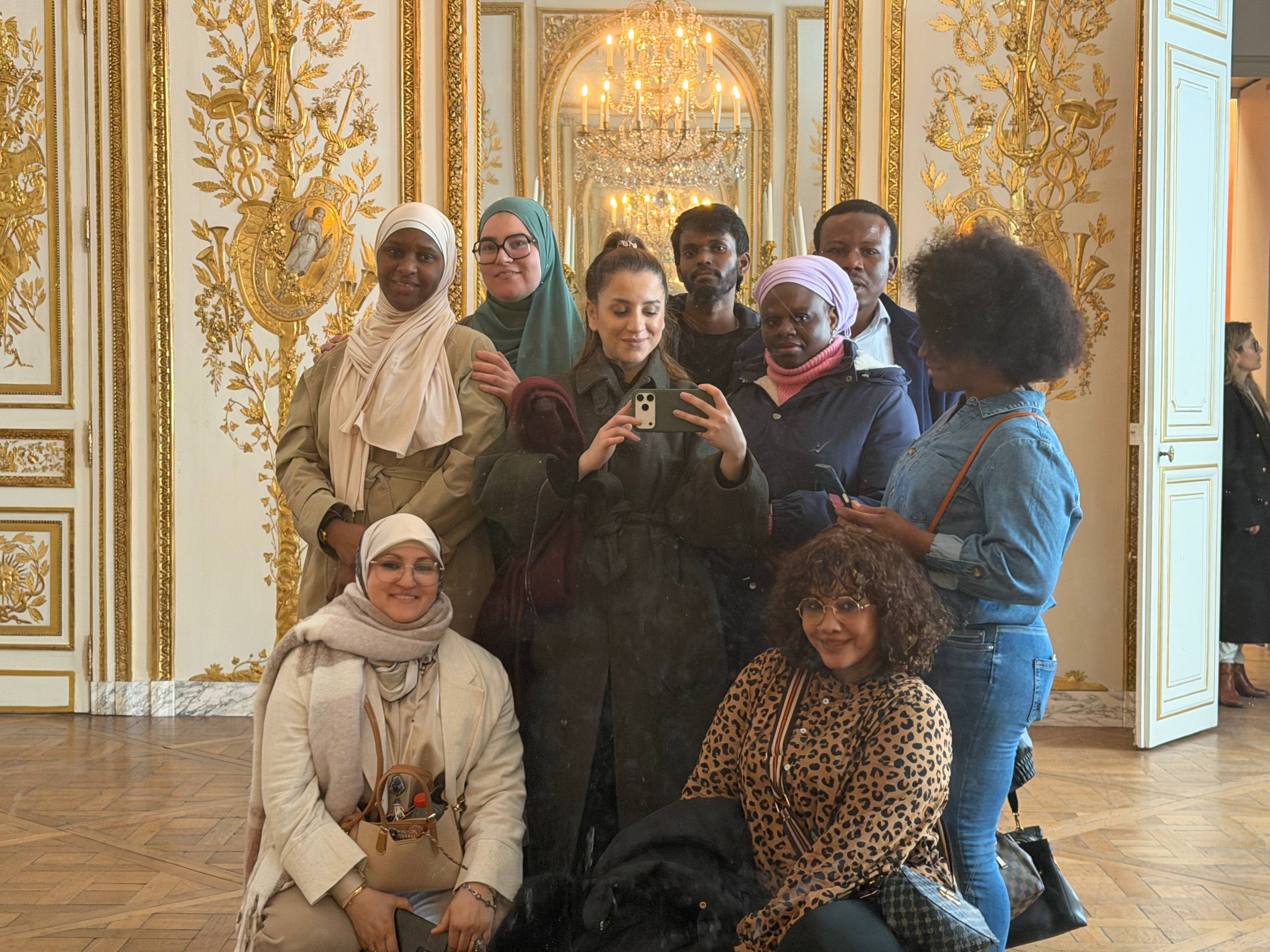 Groupe d'apprenants de Dihia lors d'une visite immersive au musée Carnavalet, à Paris